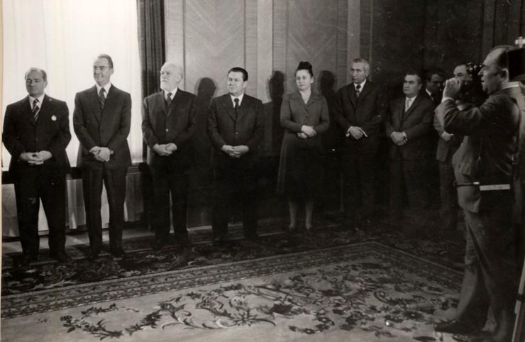 Aspect de la solemnitatea decorării cu „Ordinul Muncii” clasa I a lui Gheorghe Pană, cu prilejul împlinirii vârstei de 50 de ani. (15 aprilie 1977)