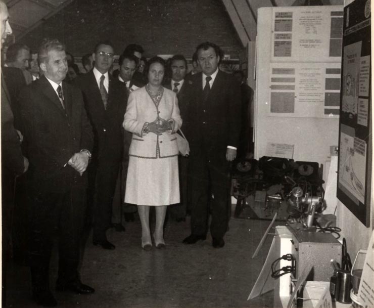 Conducători de partid şi de stat vizitând expoziţia consacrată realizărilor obţinute în domeniul cercetării ştiinţifice, inginerie tehnologice, progresului tehnic. (5 mai 1977)