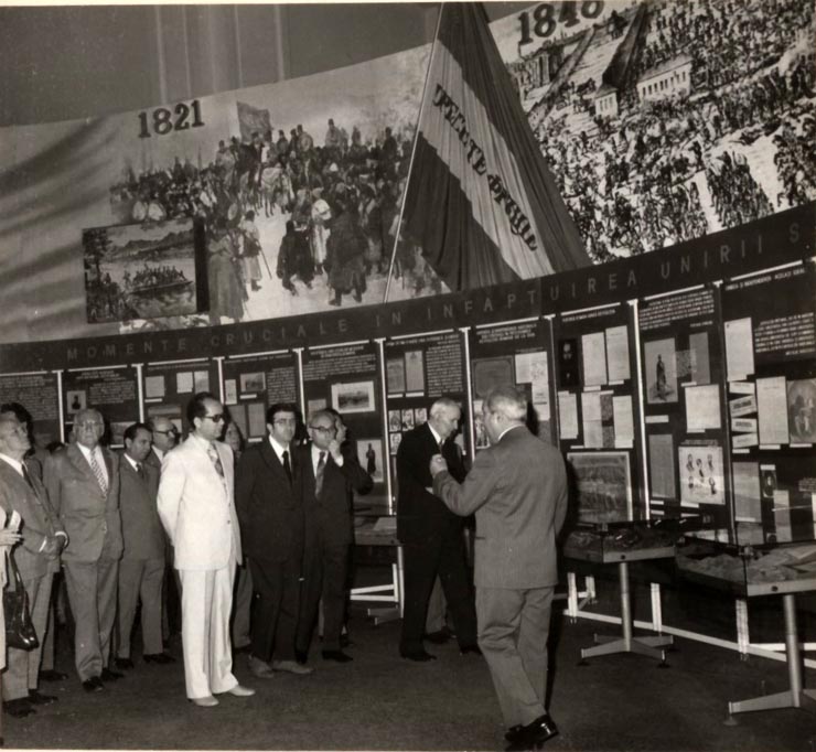 Aspect de la expoziţia consacrată sărbătoririi a 100 ani de la cucerirea independenţei de stat a României, organizată la Muzeul de Istorie al R.S.R. (8 mai 1977)