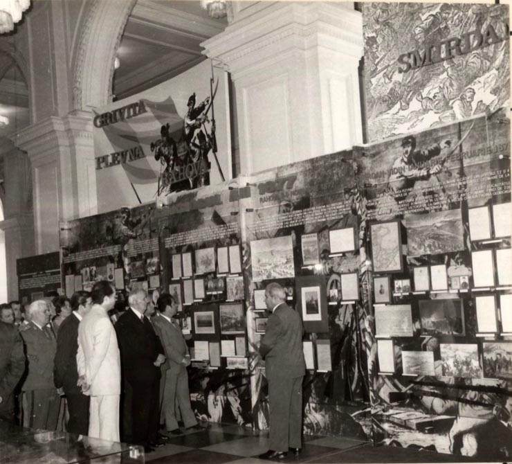 Aspect de la expoziţia consacrată sărbătoririi a 100 ani de la cucerirea independenţei de stat a României, organizată la Muzeul de Istorie al R.S.R. (8 mai 1977)