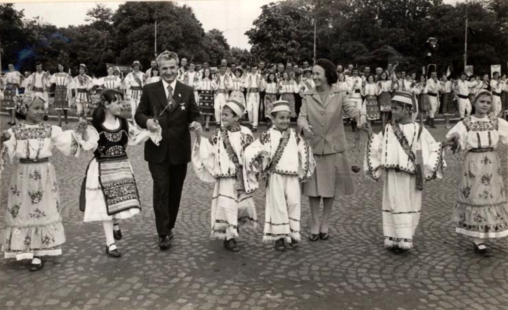 Aspect din timpul manifestaţiei populare ce a avut loc în Piaţa Scânteii, după încheierea Sesiunii solemne comune a C.C. al P.C.R., Marii Adunări Naţionale şi activului central de partid şi de stat, consacrată împlinirii a 100 de ani de la cucerirea Independenţei de stat a României. Nicolae Ceauşescu, Elena Ceauşescu se prind în „Hora Unirii”. (9 mai 1977)
