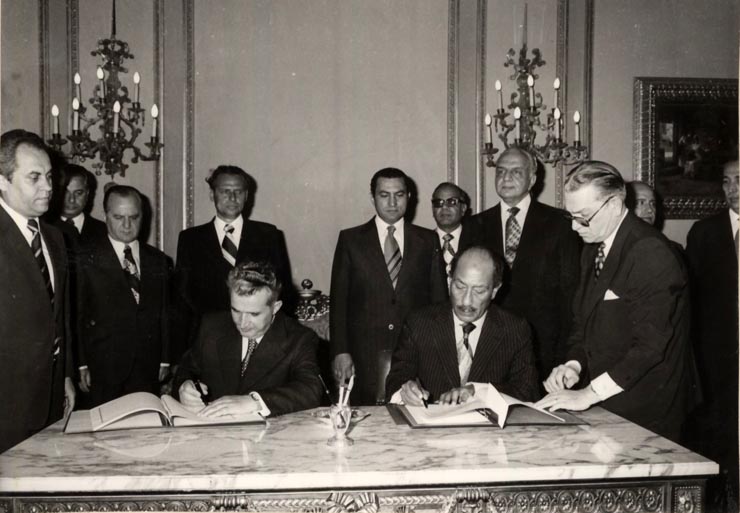 Vizita oficială de prietenie a preşedintelui Nicolae ceauşescu în R. A. Egipt, la invitaţia preşedintelui Mohamed Anwar El Sadat. Semnarea comunicatului comun româno-egiptean. (11-13 mai 1977)