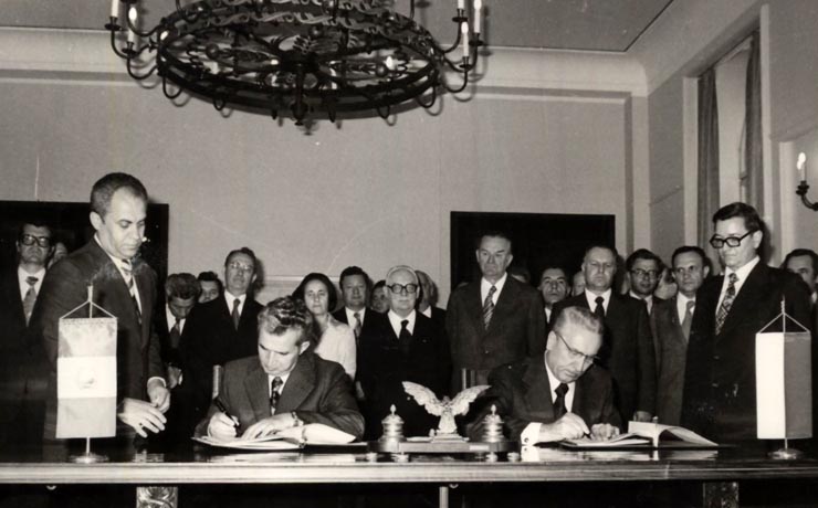 Vizita oficială de prietenie în R. P. Polonă a delegaţiei de partid şi de stat, condusă de preşedintele Nicolae Ceauşescu, la invitaţia lui Edward Gierrek. Semnarea documentelor oficiale. (17-19 mai 1977)