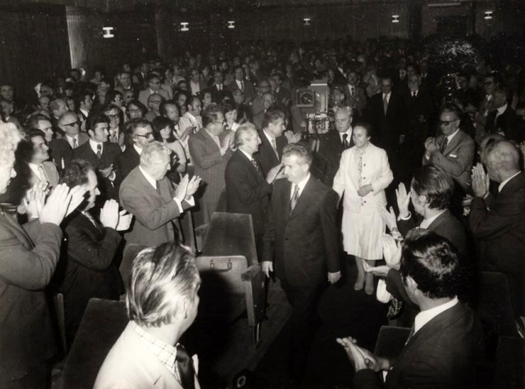 Preşedintele Nicolae Ceauşescu şi Elena Ceauşescu în mijlocul participanţilor la Conferinţa naţională a scriitorilor. (26 mai 1977)