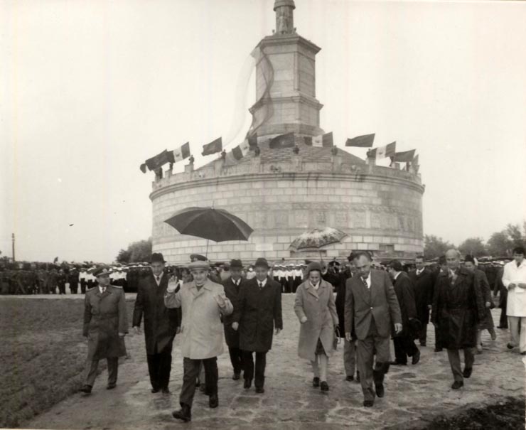 Vizita de lucru a lui Nicolae Ceauşescu, a altor conducători de partid şi de stat, în judeţul Constanţa. La Monumentul de la Adamclisi. (27-28 mai 1977)