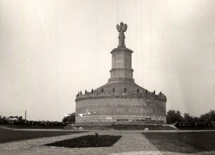 Monumentul de la Adamclisi fotografiat cu prilejul vizitei de lucru a lui Nicolae Ceauşescu, a altor conducători de partid şi de stat, în judeţul Constanţa. (27-28 mai 1977)