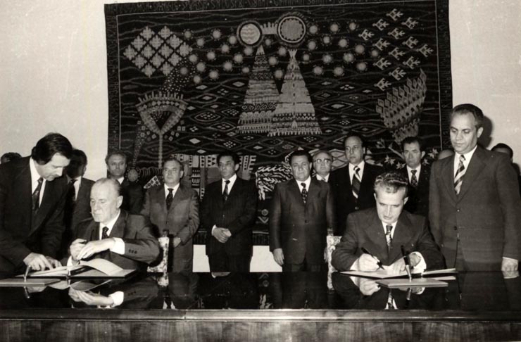 Solemnitatea semnării Comunicatului privind întâlnirea prietenească, dintre preşedintele Nicolae Ceuşescu şi János Kádár ce a avut loc în localităţile Debreţin şi Oradea. (16 iunie 1977)