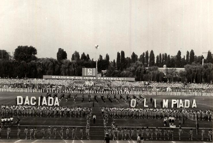 Aspect de la spectacolul ce a avut loc pe stadionul „Dinamo” din Capitală, dedicat „Zilei pionierilor”. (18 iunie 1977)
