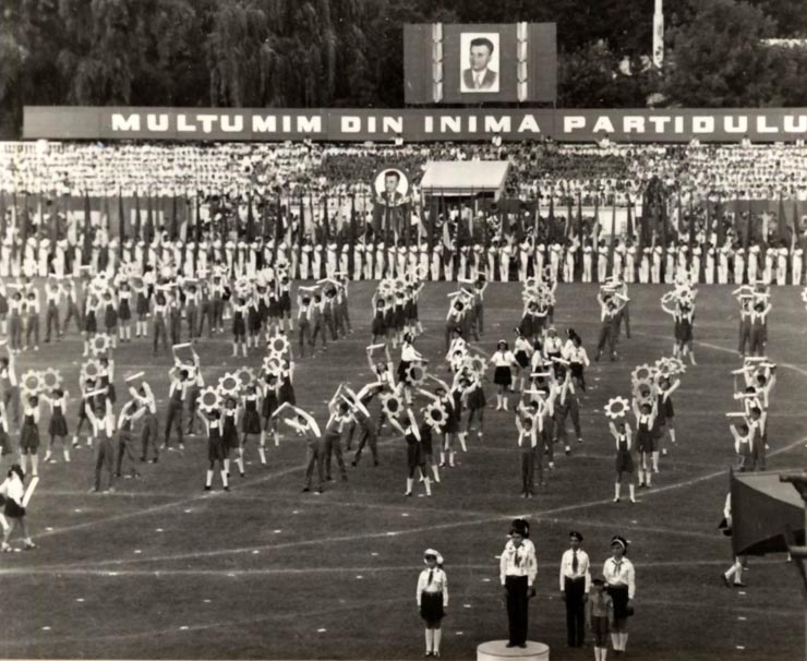 Aspect de la spectacolul ce a avut loc pe stadionul „Dinamo” din Capitală, dedicat „Zilei pionierilor”. (18 iunie 1977)
