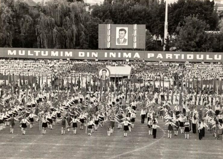 Aspect de la spectacolul ce a avut loc pe stadionul „Dinamo” din Capitală, dedicat „Zilei pionierilor”. (18 iunie 1977)