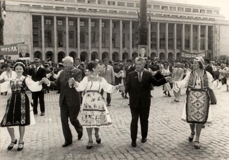 Aspect de la sosirea în ţara noastră într-o vizită oficială, a preşedintelui R.S. Cehoslovace, Gustav Husak. În Piaţa Victoriei. (22-25 iunie 1977)