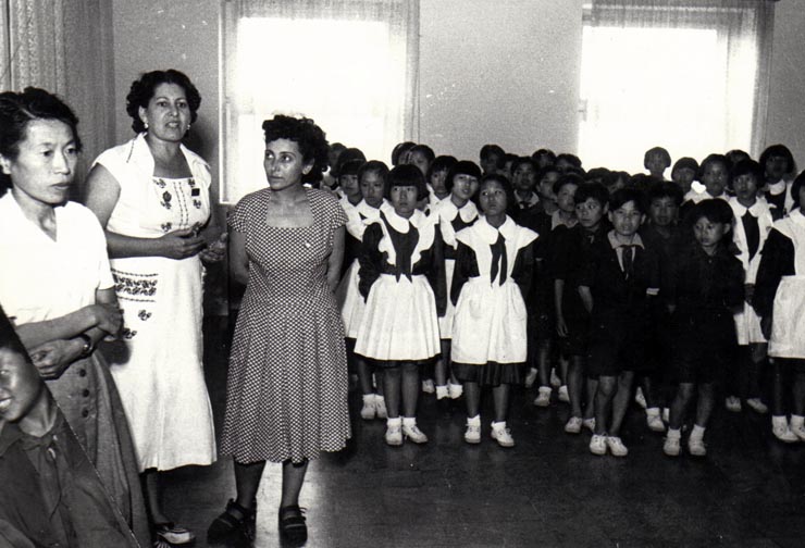 Elisa Branco marea luptatoare braziliana distinsa cu Premiul Stalin pentru Pace, printre copiii coreeni.
