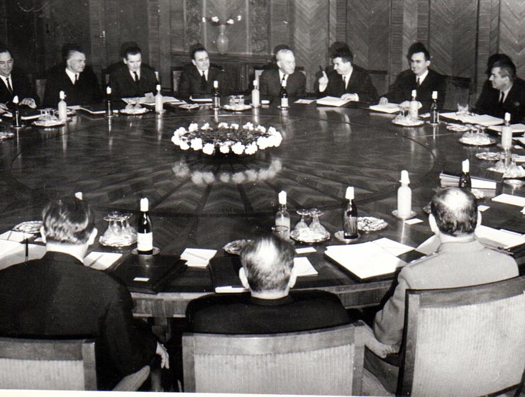 Aspect de la şedinţa comună a Consiliului de Stat şi a Consiliului de Miniştri ale R.S.R., sub preşedinţia lui Nicolae Ceauşescu, preşedintele Consiliului de Stat, la care preşedintele Consiliului de Miniştri I. Gh. Maurer a prezentat informarea cu privire la Lucrările Consfătuirii de la Budapesta a Comitetului Politic Consultativ al statelor participante la Tratatul de la Varşovia.(10 aprilie 1969).