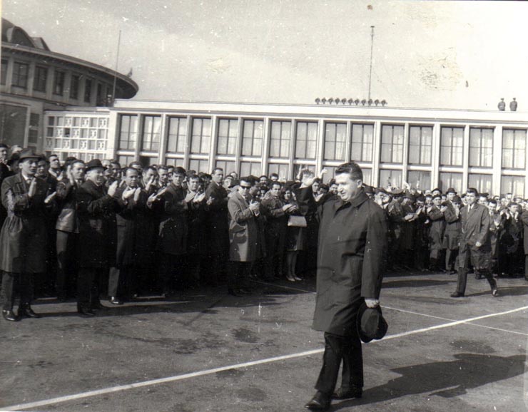 Nicolae Ceauşescu, conducătorul delegaţiei de partid şi guvernamentale, la plecarea de la aeroportul Băneasa la Moscova, pentru a participa la Sesiunea Consiliului de Ajutor Economic Reciproc.1969.   (22 aprilie 1969).
