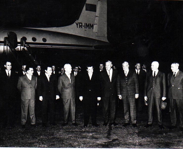Delegaţia română condusă de Nicolae Ceauşescu, la întoarcerea din Moscova, în urma vizitei de prietenie făcută în U.R.S.S. (aeroportul Băneasa). (16 mai 1969).