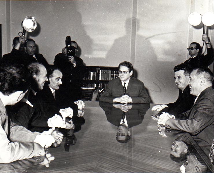 Nicolae Ceauşescu, secretar general al C.C al P.C.R, împreună cu Gh. Apostol, membru al Biroului Executiv al Prezidiului C.C. al P.C.R., preşedintele Consiliului Central al Uniunii Generale a Sindicatelor, în timpul convorbirilor cu Renato Bitossi, preşedinte, Louis Saillant, secretar general şi Pierre Geusons, secretar general adjunct al Federaţiei Sindicale Mondiale.(30  mai 1969).