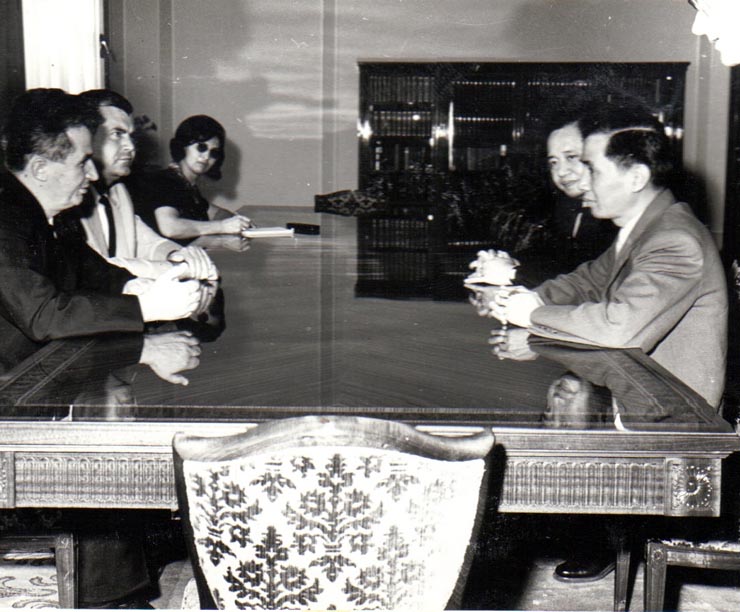 Primirea la Nicolae Ceauşescu a lui Tran Hoai Nam, membru al Comitetului Central al Frontului Naţional de eliberare din Vietnamul de Sud, care ne-a vizitat ţara.(30  mai 1969).
