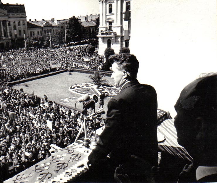 Nicolae Ceauşescu, secretar general al P.C.R., vorbind la mitingul oamenilor muncii din Arad, cu ocazia vizitei de lucru întreprinsă în această parte a ţării.   (iulie1969).