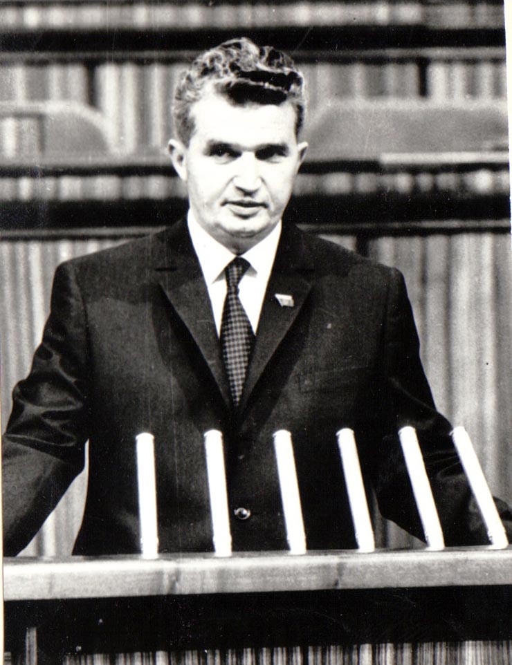 Nicolae Ceauşescu, secretar general al P.C.R., expunând raportul la cel de-al X-lea Congres al partidului din august 1969.     (6-12 august 1969).