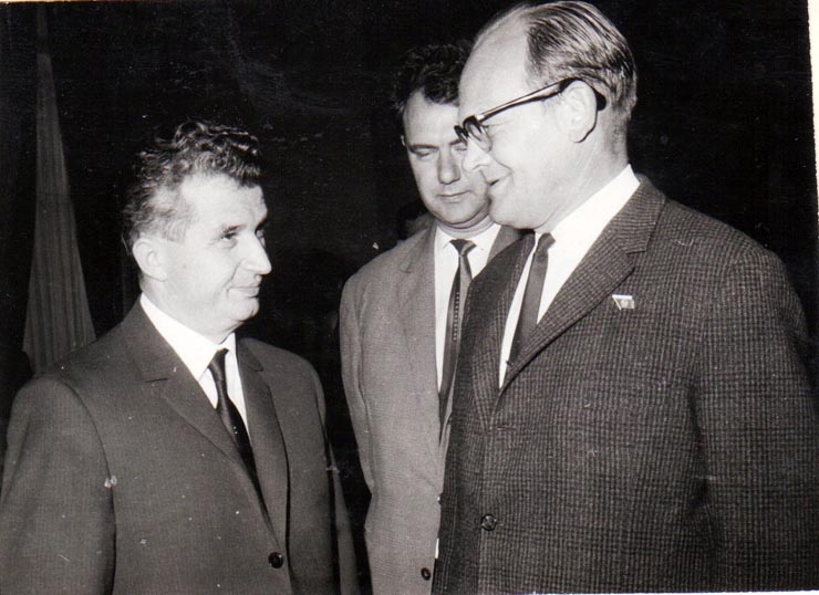 Nicolae Ceauşescu în mijlocul delegaţilor P.M.S. Ungar, invitaţi să participe la lucrările Congresului al X-lea al P.C.R. din august 1969.(6-12 august 1969).