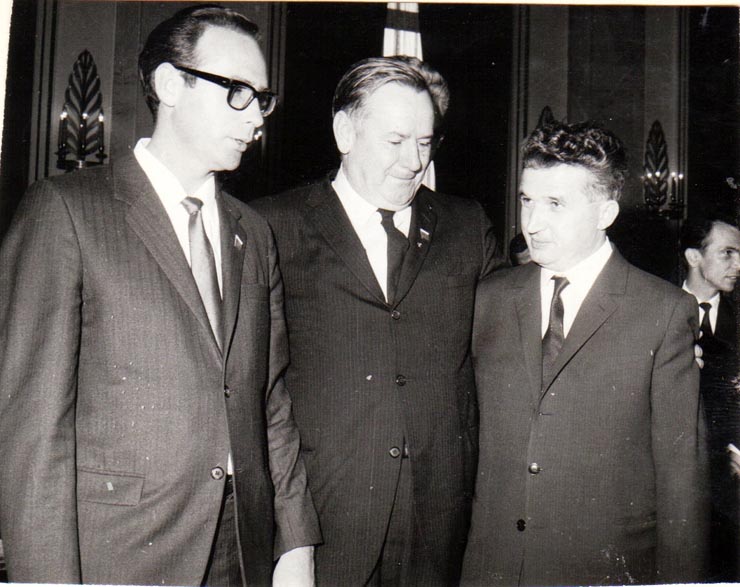 Nicolae Ceauşescu, secretar general al P.C.R. întreţinându-se cu delegaţia Partidului Comunist din Australia invitată să participe la lucrările Congresului al X-lea al P.C.R.   (6-12 august 1969).