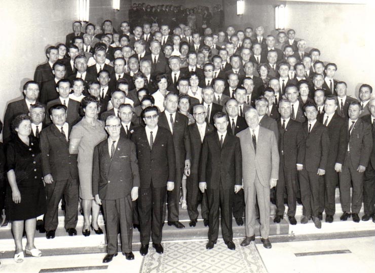 Nicolae Ceauşescu fotografiat împreună cu grupul delegaţilor la Congresul al X-lea al P.C.R din judeţele Iaşi şi Ilfov.  (6-12 august 1969).