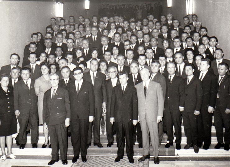 Nicolae Ceauşescu şi Ion Gheorghe Maurer în mijlocul delegaţilor din judeţele Argeş şi Mureş, participanţi la Congresul al X-lea al P.C.R.  (6-12 august 1969).