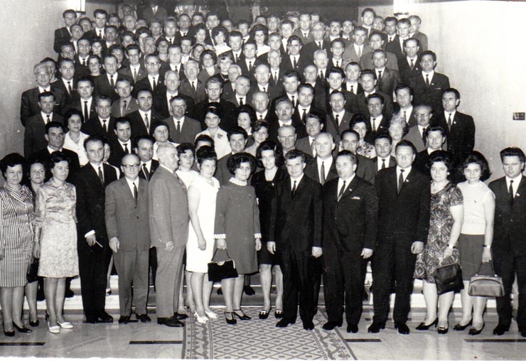Nicolae Ceauşescu, secretar general al P.C.R., fotografiat împreună cu grupul delegaţilor la Congresul al X-lea al P.C.R din judeţele Arad şi Prahova. (6-12 august 1969).