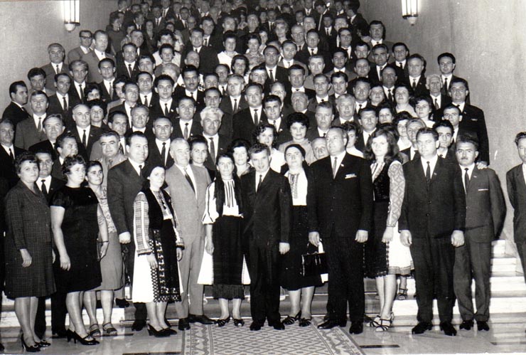 Nicolae Ceauşescu fotografiat împreună cu grupul delegaţilor la Congresul al X-lea al P.C.R din judeţele Alba şi Mehedinţi.  (6-12 august 1969).