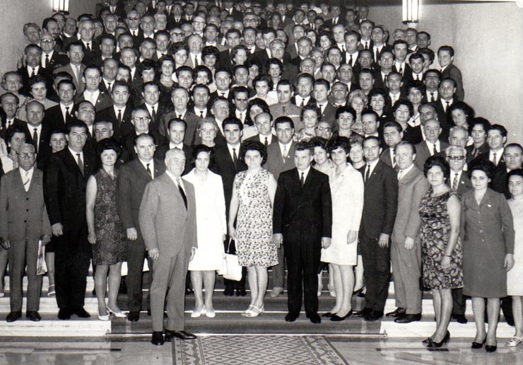 Nicolae Ceauşescu fotografiat împreună cu grupul delegaţilor la Congresul al X-lea al P.C.R din Bucureşti.(6-12 august 1969).