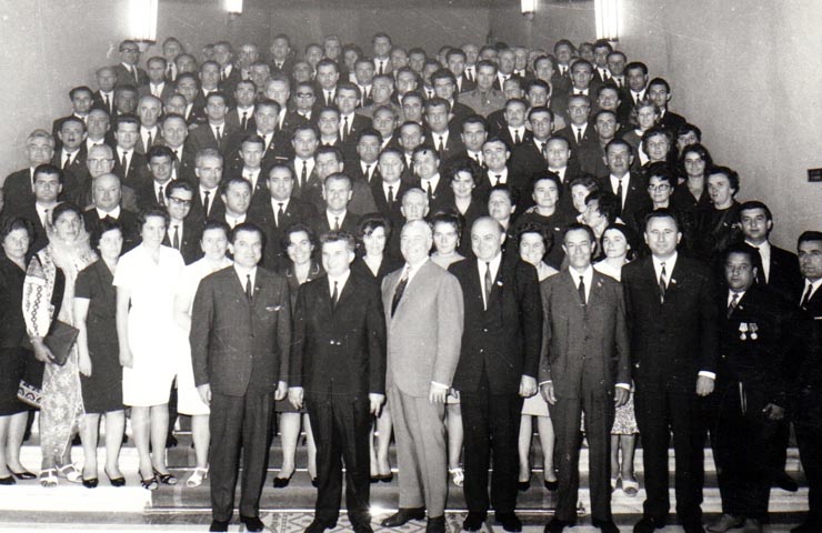 Nicolae Ceauşescu şi Ion Maurer fotografiaţi împreună cu grupul delegaţilor la Congresul al X-lea al P.C.R din judeţele Bihor şi Bacău.   (6-12 august 1969).