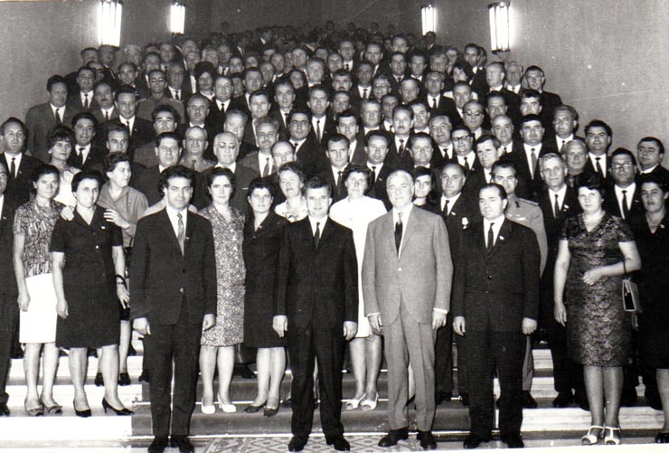 Nicolae Ceauşescu şi Ion Gheorghe Maurer în mijlocul delegaţilor participanţi la Congresul al X-lea al P.C.R din judeţele Buzău şi Braşov.   (6-12 august 1969).