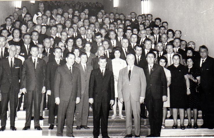 Nicolae Ceauşescu şi Ion Maurer fotografiaţi împreună cu grupul delegaţilor la Congresul al X-lea al P.C.R din judeţele Galaţi, Satu Mare şi Botoşani.   (6-12 august 1969).