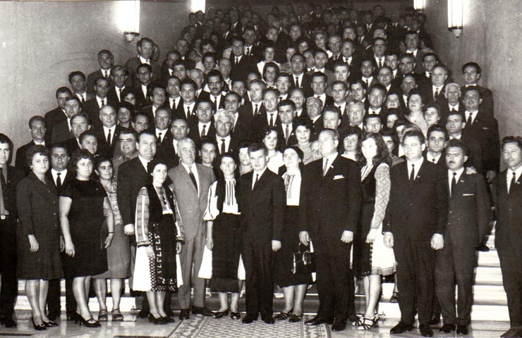 Nicolae Ceauşescu fotografiat împreună cu grupul delegaţilor la Congresul al X-lea al P.C.R din judeţele Alba şi Mehedinţi.  (6-12 august 1969).