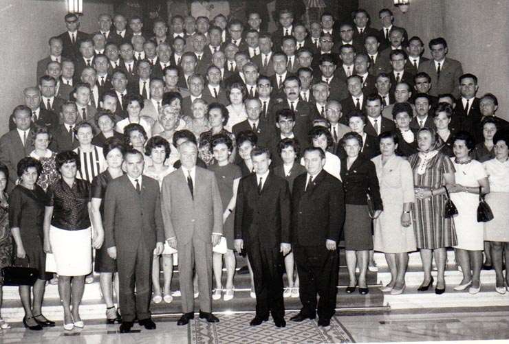 Nicolae Ceauşescu fotografiat împreună cu grupul delegaţilor la Congresul al X-lea al P.C.R din judeţele Teleorman şi Timiş, din august 1969.(6-12 august 1969)