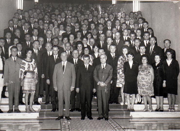 Nicolae Ceauşescu fotografiat împreună cu grupul delegaţilor la Congresul al X-lea al P.C.R din judeţele Suceava, Sălaj şi Sibiu.  (6-12 august 1969)
