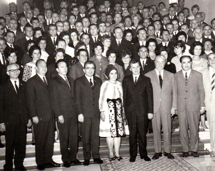 Nicolae Ceauşescu şi Ion Gheorghe Maurer împreună cu delegaţi ai judeţelor Cluj şi Caraş-Severin, participanţi la lucrările Congresului al X-lea al P.C.R(6-12 august 1969)