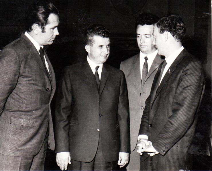 Nicolae Ceauşescu, secretar general al P.C.R., discutând într-o pauză a Congresului X al P.C.R., cu Sam Nolan, reprezentantul Partidului Muncitoresc Irlandez şi Iames Stewart, reprezentantul Partidului Comunist din Irlanda de Nord, invitaţi să participe la lucrările celui de-al X-lea Congres al P.C.R     (9  august 1969).