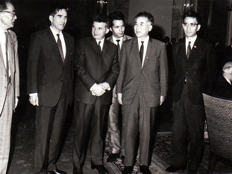 Nicolae Ceauşescu, secretar general al P.C.R., într-o pauză a Congresului X al P.C.R, se întreţine cu membrii delegaţiei Partidului Comunist din Japonia, participanţi la lucrările Congresului al X-lea al P.C.R     (9  august 1969).