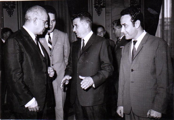 Nicolae Ceauşescu, secretar general al P.C.R  se întreţine cu membrii delegaţiei spaniole invitaţi să participe la lucrările celui de-al X-lea Congres al P.C.R  (9  august 1969).