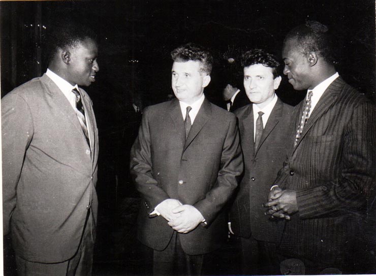 Nicolae Ceauşescu întreţinându-se cu delegaţia Partidului Democrat din Guineea, invitată să participe la lucrările celui de-al X-lea Congres al P.C.R din august 1969.(9  august 1969).