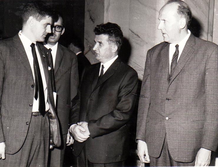 Nicolae Ceauşescu, secretar general al P.C.R, într-o pauză a Congresului X al P.C.R,, se întreţine cu delegaţia Partidului Alianţei Proletare din Irlanda, condusă de Ragonar Arnalds, invitată să participe la acest eveniment.(9  august 1969).