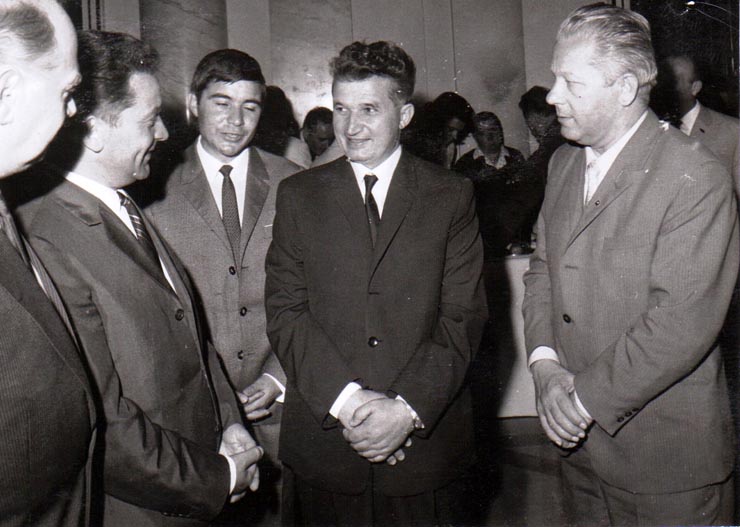 Nicolae Ceauşescu, secretar general al P.C.R, întreţinându-se cu membrii delegaţiei poloneze (P.M.U.P.), invitată să participe la lucrările celui de-al X-lea Congres al P.C.R.(11  august 1969).