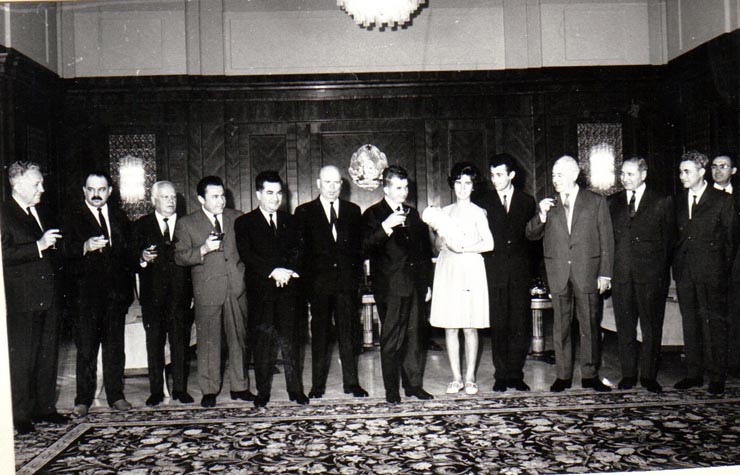 La C.C. al P.C.R. este sărbătorită naşterea celui de-al douăzecilea milion de cetăţeni ai ţării.  (august 1969).