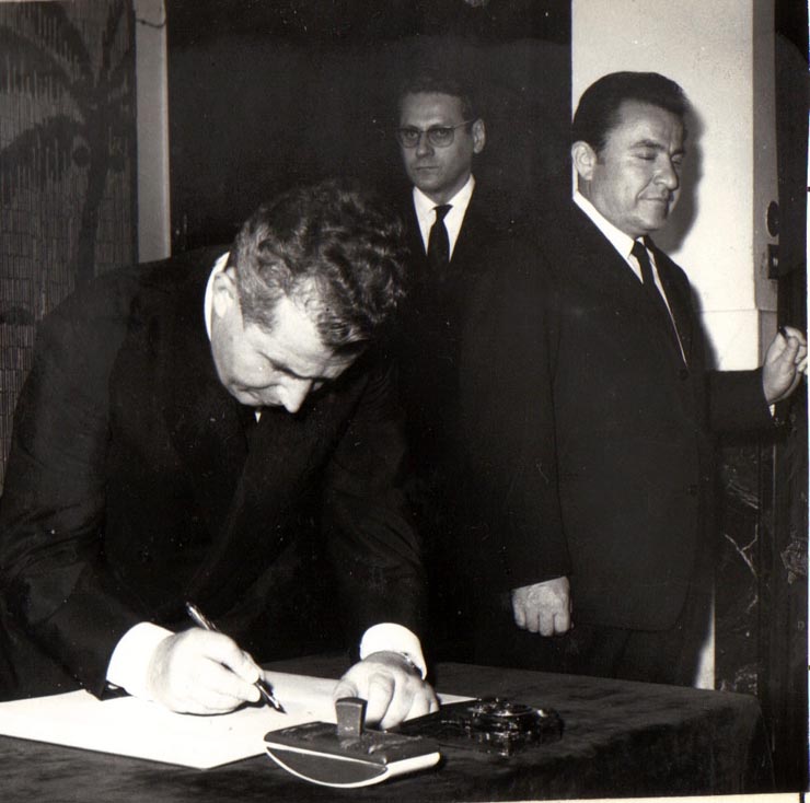 Nicolae Ceauşescu semnează în cartea de condoleanţe a ambasadei R.D.Vietnam în R.S.R., cu prilejul încetării din viaţă a preşedintelui Ho Si Min.  (6 septembrie 1969).