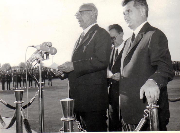 Vizita preşedintelui federal al Republicii Austria, Franz Jonas în România. Aspect de la primirea de către Nicolae Ceauşescu, preşedintele Consiliului de Stat, la aeroportul Otopeni.   (11  septembrie 1969).