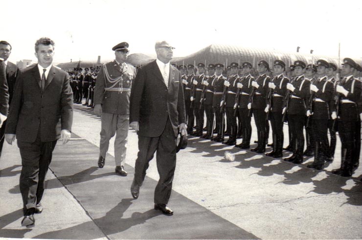Nicolae Ceauşescu, preşedintele Consiliului de Stat al R.S.R. şi Franz Jonas, preşedintele Republicii Austria, care se află într-o vizită în ţara noastră, la aeroportul Bucureşti-Otopeni, trecând în revistă garda de onoare.(11  septembrie 1969).