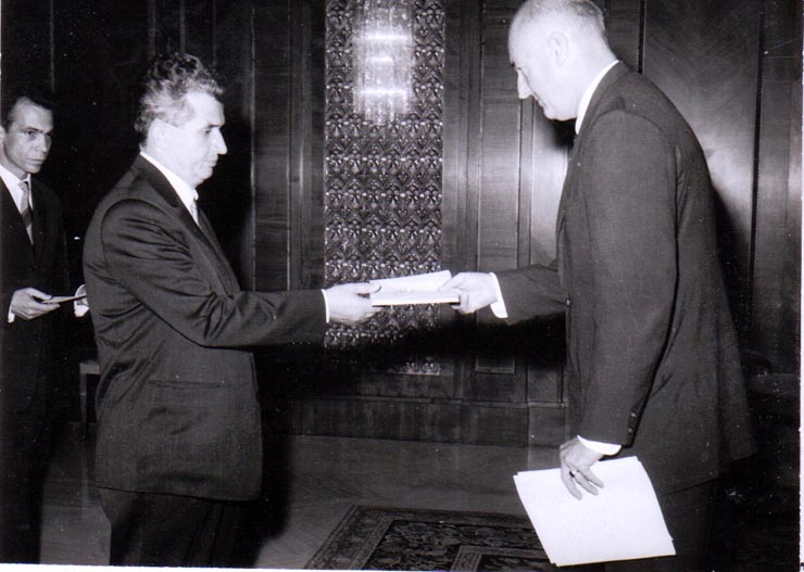 Prezentare la Nicolae Ceauşescu, preşedintele Consiliului de Stat al R.S.R, a scrisorilor de acreditare de către noul ambasador al S.U.A., Leonard Carpenter Meeker.(16  septembrie 1969).