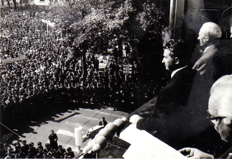 Nicolae Ceauşescu rostindu-şi cuvântarea cu prilejul deschiderii învăţământului universitar din R.S.R., în anul 1969. aspect de la mitingul din Piaţa Romană. (1 octombrie 1969).