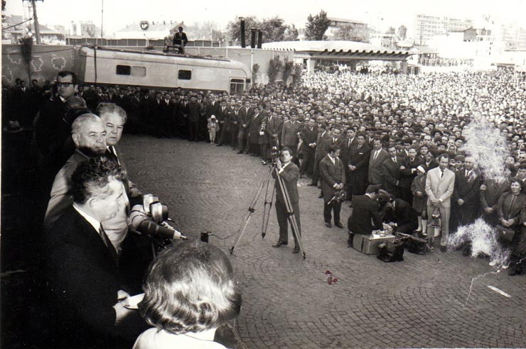 Nicolae Ceauşescu, secretar general al P.C.R, rostindu-şi cuvântarea cu prilejul Zilei Recoltei. Aspect din timpul marelui miting din Piaţa Obor, Bucureşti.(1 octombrie 1969).